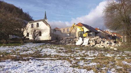Mirna, rusenje hise na zacetku bodoce obvoznice, nov 2022, foto Obcina Mirna